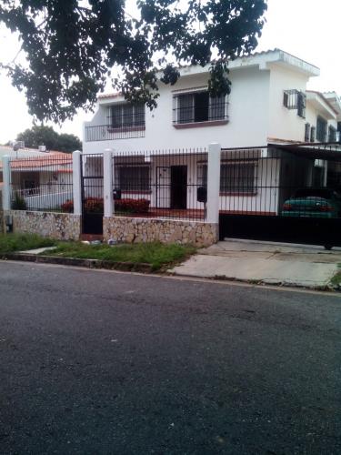 VENDO CASA EN URB.TRIGAL NORTE.