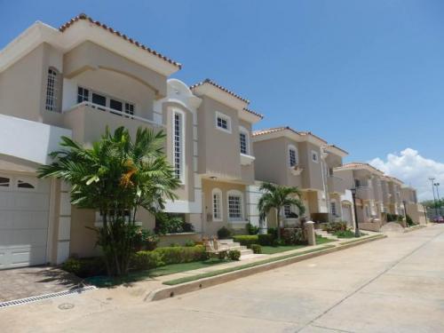 TownHouse en Venta Zona Norte Maracaibo Mls 14-10264