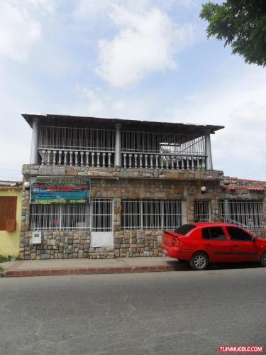 Vendo Casa en parque Valencia Av. Principal