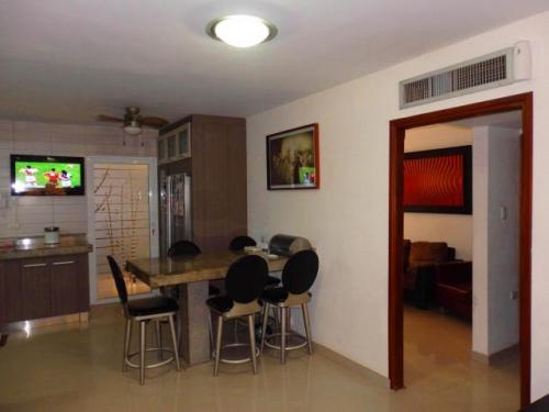 townhouse en venta Av. goajira maracaibo mls 14-10831