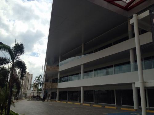 Locales en Centro Comercial de Lujo, Sector La Lago