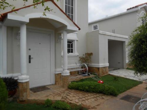 Cód. 14-11584. Townhouse en Venta en Maracaibo. Av. Fuerzas Armadas 