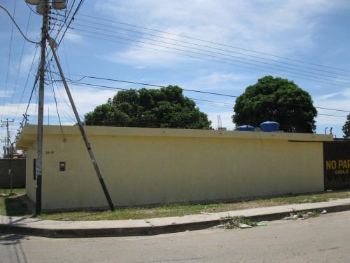 Espectacular casa en esquina y Avenida Principal.