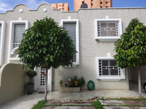 townhouse en venta fuerzas armadas maracaibo mls 14-12902
