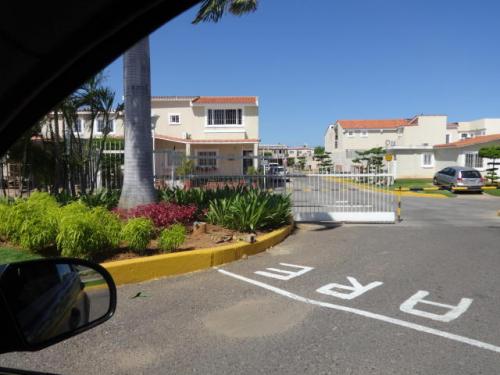 townhouse en venta doral norte maracaibo mls 14-13290