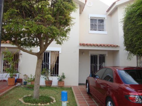 townhouse en venta av goajira maracaibo mls 14-3976