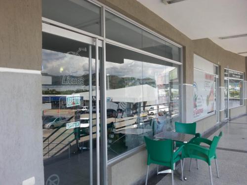 Venta de Negocio en Los Guayos Paraparal  Código 14-12874