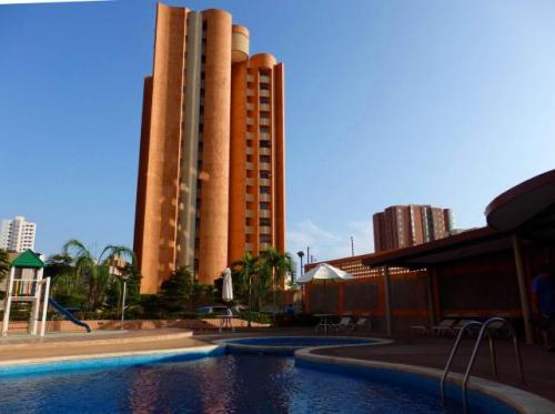 apartamento en venta en avenida el milagro en maracaibo mls 14-13453 