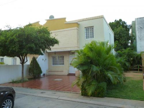 townhouse en venta en amparo en maracaibo mls 14-936