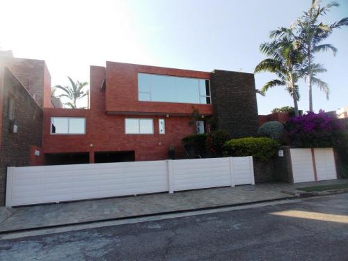 Venta de Bellisima Casa en Altos de Guataparo Código 14-13525