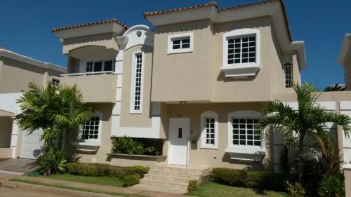 Casa en Av. Fuerzas Armadas