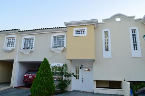 Casa en Fuerzas Armadas (Villa Almera Country)