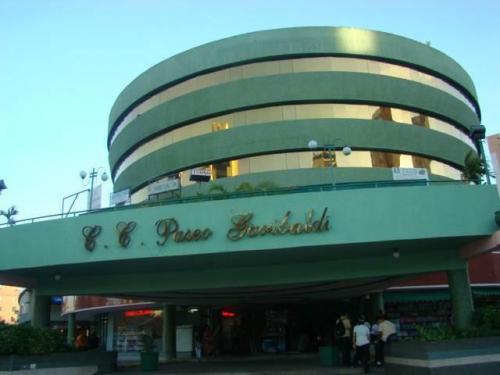 Venta de Oficina en C.C Garibaldi Valles de Camoruco Código 14-13475