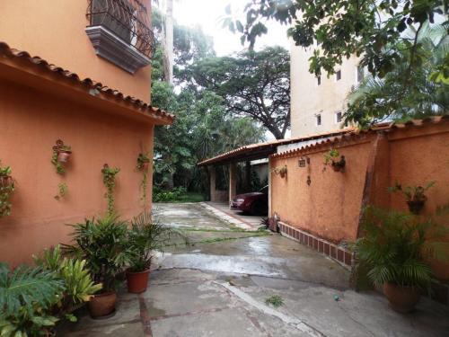 Venta de Edificio Multifamiliar en Mañongo Código 14-7459