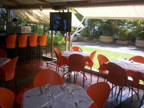 Vendo Local y Excelente fondo de comercio de Restaurante. 