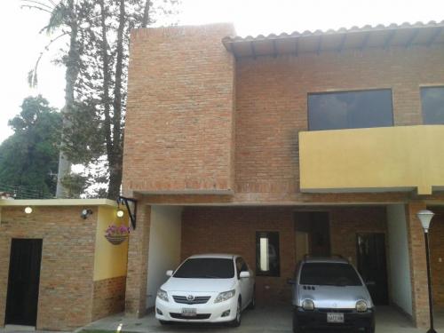 Bello Townhouse en Las Quintas de Naguanagua  Código 15-1355 ybra