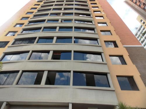 Excelente Apartamento en Los Mangos Valencia Código 15-1479 ybra