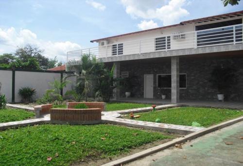 VENDO HERMOSO TWON-HAUSE CON GALPON INCLUIDO NEGOCIABLE SE RECIBE VEHICULO