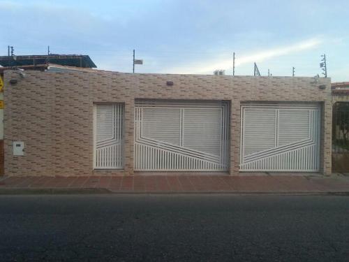 Venta de Amplia Casa en Parque Valencia Código 15-1416 ybra