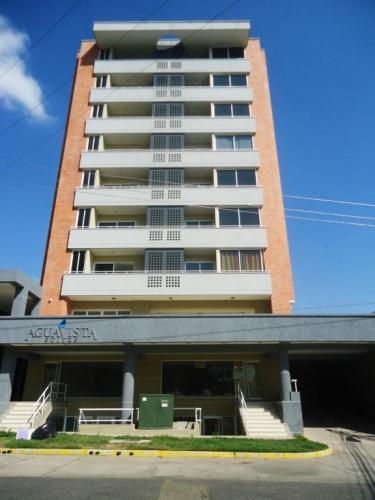 Excelente Apartamento en Agua Blanca Valencia  Código 15-1513  ybra