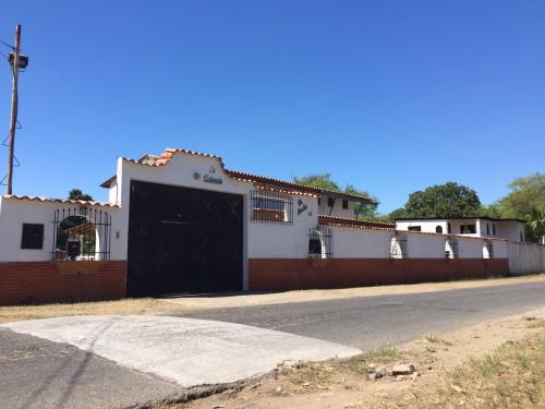 hermosa Quinta en Urb Las Morochas con chalet y cancha de tenis
