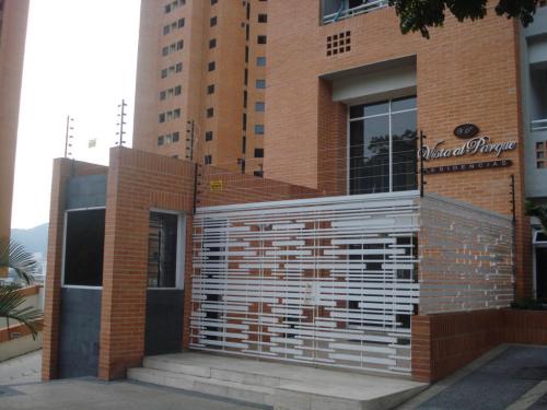Venta de Hermoso Apartamento en Las Chimeneas Valencia Código 15-2091