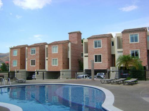 Venta de Townhouse en Altos de Guataparo Código 15-2925   ybra