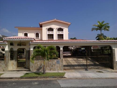 Venta de Casa en Urb. La Viña Valencia Código 15-2784  ybra