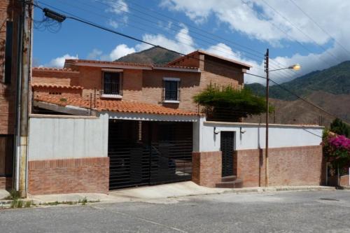 Venta de Espectacular Casa en La Entrada Naguanagua  Código 15-3296  ybra