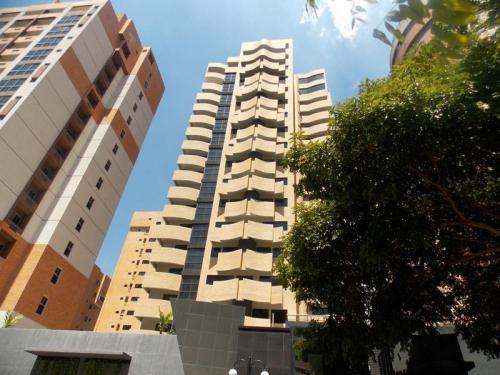 Excelente Apartamento en La Trigaleña Valencia Código 15-2657  ybra