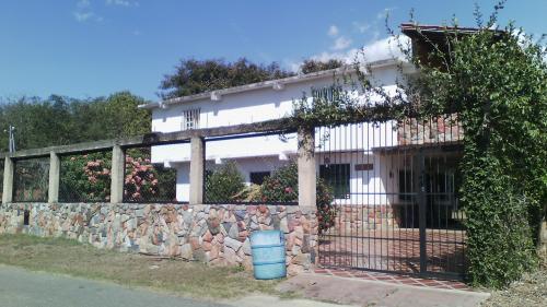 Bella casa de dos plantas en Urb Las Morochas 1002m2 terreno