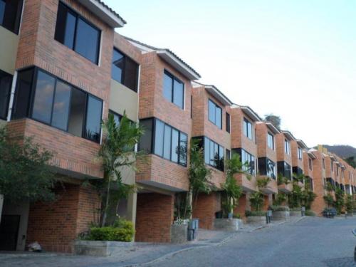 Exclusivo Townhouse en Lomas del Este Valencia Código 15-2791  ybra