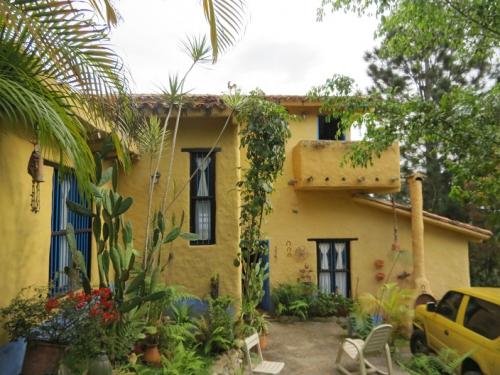 VENDO BELLA CASA EN LOMAS DE URQUIA