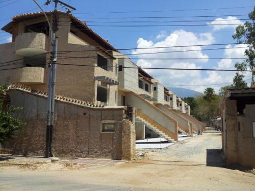 En Venta Town House en Obra Gris Urb. Cantarana Maracay