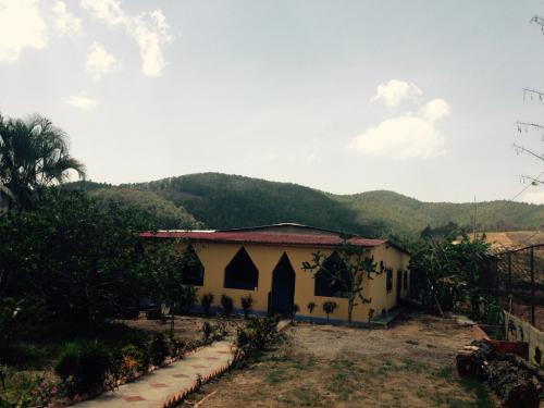 Mini-finca con frutales y cercada, con casa grande, garaje y deposito