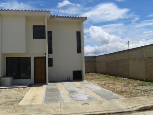 Sky Group Vende Town House en Ciudad Alianza