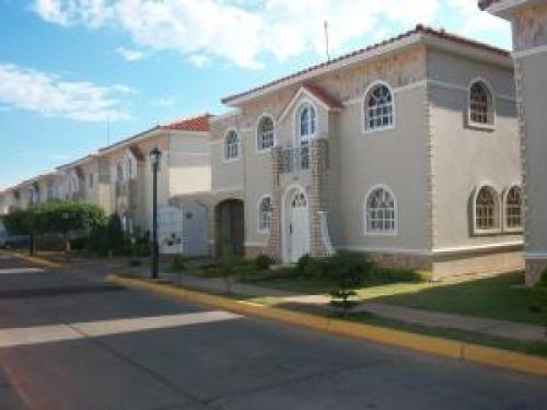 Townhouse En Venta En El Milagro Norte MLS: 1511110