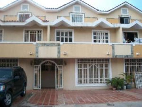 Bello Townhouse En Venta En El Milagro Norte MLS: 1510918