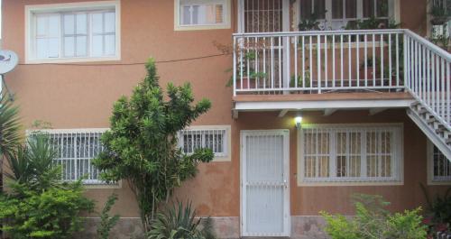 Alquiler de Apartamento en urbanización segura ubicada en plena avenida Los pilones.