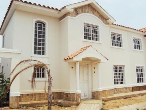 ASESORA INMOBILIARIA VENDE TOWNHOUSE EN ZONA NORTE. Fzas Armadas MLS.15-5607