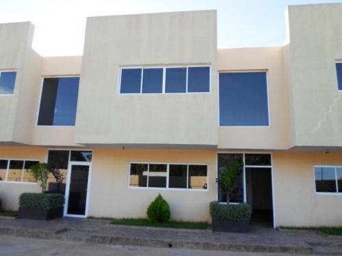 CASA TOWNHOUSE EN VENTA EN MARCAIBO, LAGO MAR BEACH Cod.15-15359