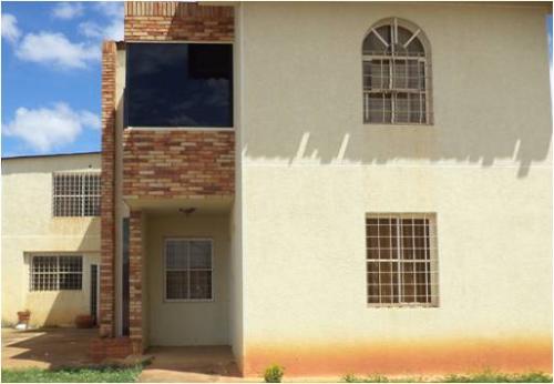 Alquilo o vendo casa sólo a compañía (o avalada por una), en la  Urb. La Esmeralda en el Tigre. Casa Moderna, espaciosa y con alta seguridad para vivi