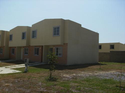 SE VENDE TOWN HOUSE DE ESQUINA A ESTRENAR EXCELENTE INVERSION
