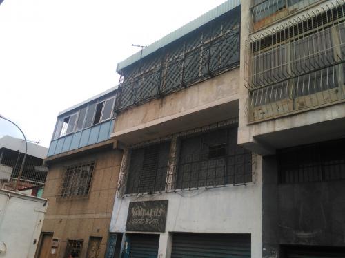 Edificio de 3 plantas con local comercial 100 Mts2 y con 2 grandes Apartamentos,en el centro de guarenas, Estado Miranda
