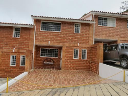 VENDO PRECISA TOWN HOUSE EN EL CENTRO DE CARRIZAL