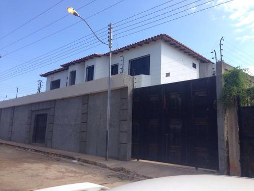 En Cantaura, Vendo a Buen Precio Casota con Cerco Eléctrico.