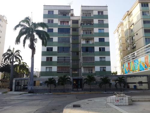 EN VENTA AMPLIO APARTAMENTO AV. BOLIVAR NORTE