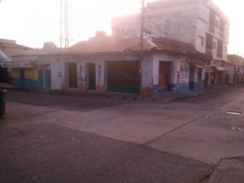 se vende casas con locales en pleno centro de san felipe