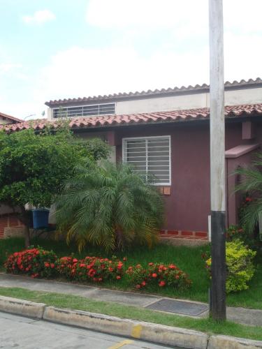 VENDO CASA EN  EXCELENTE UBICACION URB LOS APAMATES 
