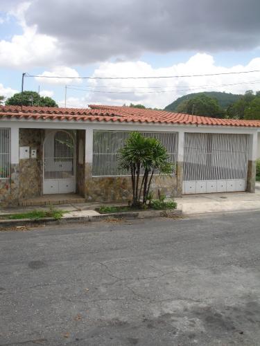 VENDO CASA URB LAS TRINITARIAS